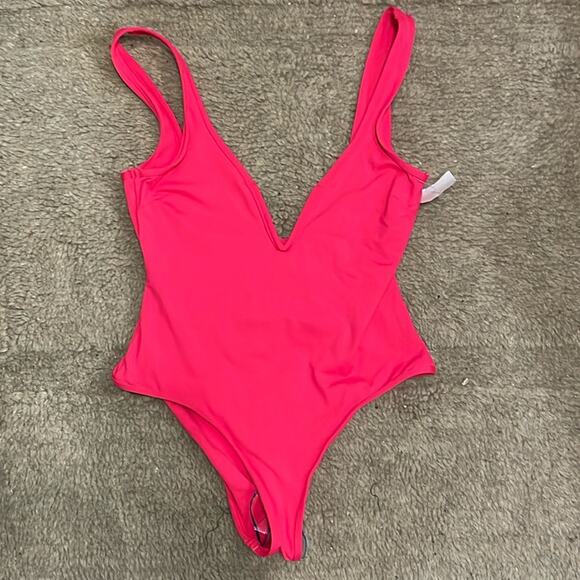 L Space One Piece Swimsuit in Hot Cherry Pink Size Small New - Picture 4 of 8